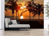 Professioneel Fotobehang Zonsondergang met palmbomen - oranje - Sticky Decoration - fotobehang - decoratie - woonaccesoires - inclusief gratis hobbymesje - 355 cm breed x 240 cm hoog - in 7 v