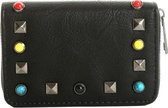 Een opvallende portemonnee - stoere studs op de voorkant van de portemonnee - de studs bestaan uit verschillende kleuren en figuren - soepel kunstleer en hij wordt afgesloten met e