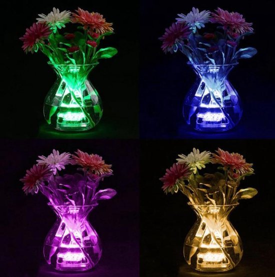 Vaas met bloemen verlicht met groene, blauwe, paarse en gele LED's.
