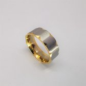 RVS - elegant - ring – breed - maat 17 - Goudkleurig met mat zilverkleurig V inham. Zeer chique uitstraling. Deze ring kan zowel voor dame en heren