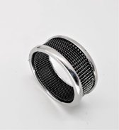 Edelstaal brede ring met zwart gaas in midden, beide zijkant iets hoog zilverkleur, door zwart in combinatie met zilver rand maakt deze ring een chique uitstraling. Maat 23.