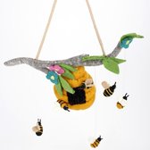 Mobiel Bijenkorf met Bijen 50x19cm - Vilten Figuren - Sjaal met Verhaal - Fairtrade - Decoratiemateriaal bijen