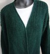 Cardigan vert foncé Moscow en maille, à col en V, porté sur un t-shirt blanc.