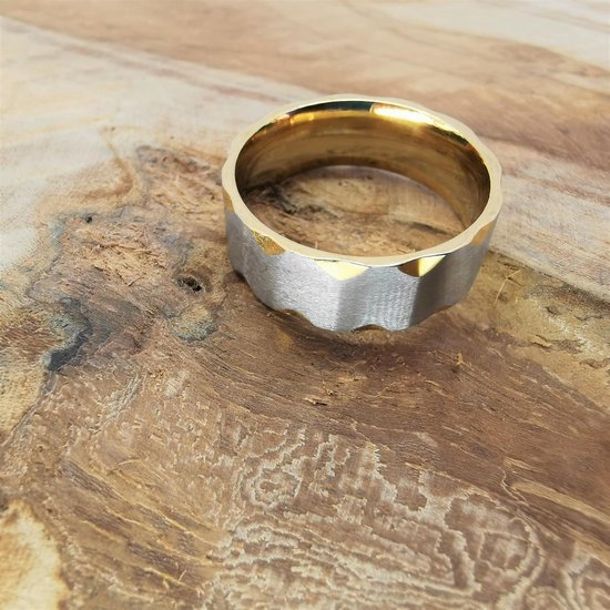 RVS - elegant - ring – breed - maat 19 Goud met mat zilverkleurig V inham. Zeer chique uitstraling. Deze ring kan zowel voor dame en heren - Lili 41