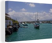 Canvas Schilderij Een zeilboot in de haven van Santa Cruz op de Galapagoseilanden - 120x80 cm - Wanddecoratie
