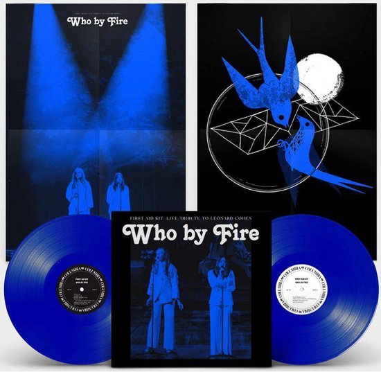 Boek met twee blauwe vinylplaten en twee posters. Op de hoes staan twee zangeressen in blauwe outfits. Eén poster toont zangeressen in blauwe spotlights, de andere een blauwe vogel bij een maan.