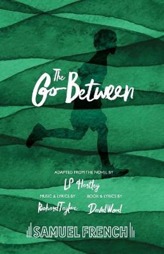 Silhouet van een rennende jongen tegen een groene achtergrond met de titel 'The Go-Between'.