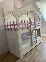 Sarah Bedhuisje | Stapelbed | Kinderbed | Boomhut bed | Steigerhout | Whitewash met Roze