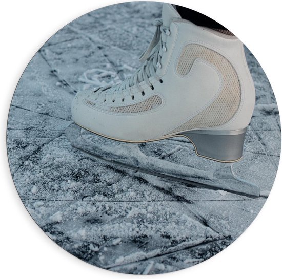 Dibond Wandcirkel - Witte Schaatsen op het Ijs - Foto op Aluminium Wandcirkel (met ophangsysteem)
