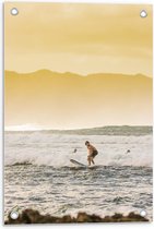 Tuinposter – Zee met Surfer - 40x60cm Foto op Tuinposter  (wanddecoratie voor buiten en binnen)