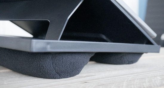 Détail d'un coussin noir pour ordinateur portable avec un dessous en tissu.