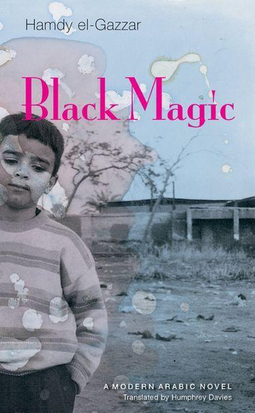 Boekomslag van Black Magic met een jongen in een gestreepte trui en abstracte vlekken.