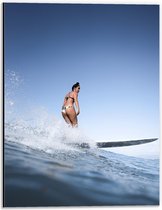 Dibond - Vrouw op Golf met Surfplank - 30x40cm Foto op Aluminium (Met Ophangsysteem)