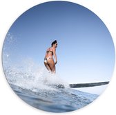 Dibond Wandcirkel - Vrouw op Golf met Surfplank - 100x100cm Foto op Aluminium Wandcirkel (met ophangsysteem)