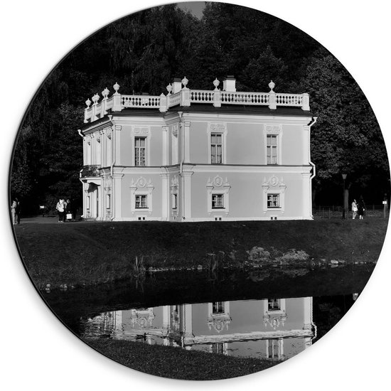 Dibond Wandcirkel - Wit Huis aan Water - 30x30cm Foto op Aluminium Wandcirkel (met ophangsysteem)