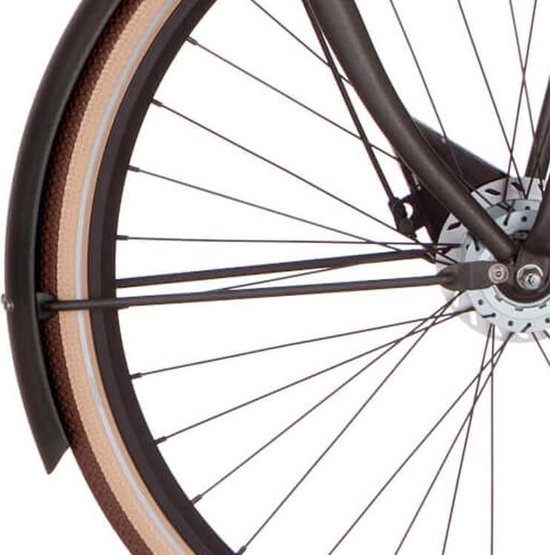 Zwart spatbord met bruine en beige randen op een fietswiel met zwarte spaken en een schijfrem.
