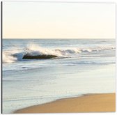 Dibond - Golven op het Strand - 50x50cm Foto op Aluminium (Met Ophangsysteem)