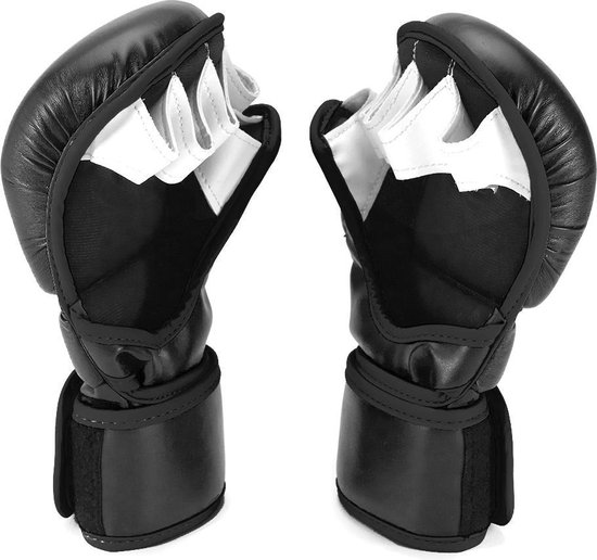 Zwarte MMA-handschoenen met witte voering, zilverkleurige details en klittenbandsluiting.