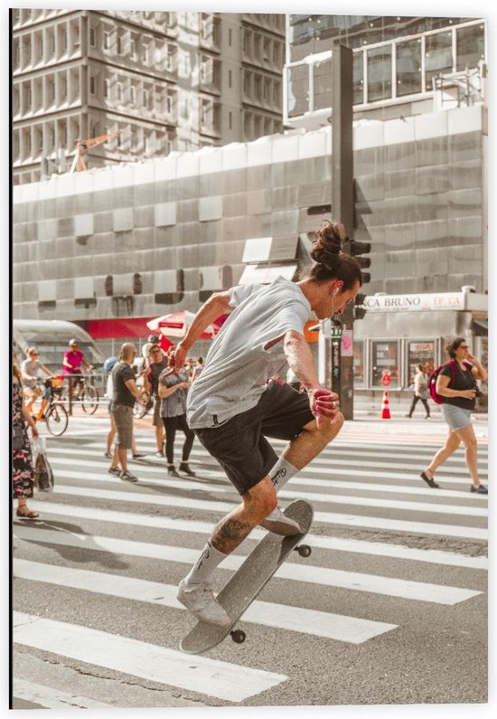 Dibond - Skater door de Stad - 40x60cm Foto op Aluminium (Met Ophangsysteem)