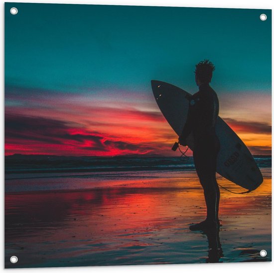 Tuinposter – Surfer op Strand Zonsondergang - 80x80cm Foto op Tuinposter  (wanddecoratie voor buiten en binnen)