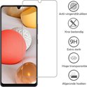 Zwarte telefoonhoes en een screenprotector ernaast, met icoontjes voor anti-vingerafdrukken, krasbestendig en extra sterk.
