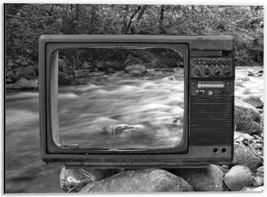 Dibond - Televisie op Stenen bij Rivier - 40x30cm Foto op Aluminium (Met Ophangsysteem)