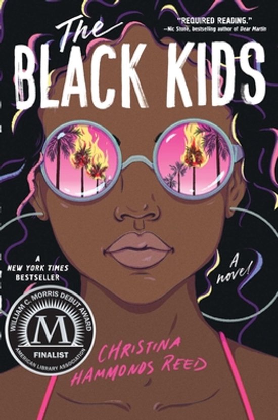 Boekomslag van 'The Black Kids' met een meisje met zonnebril die palmbomen reflecteert. 'New York Times Bestseller'.