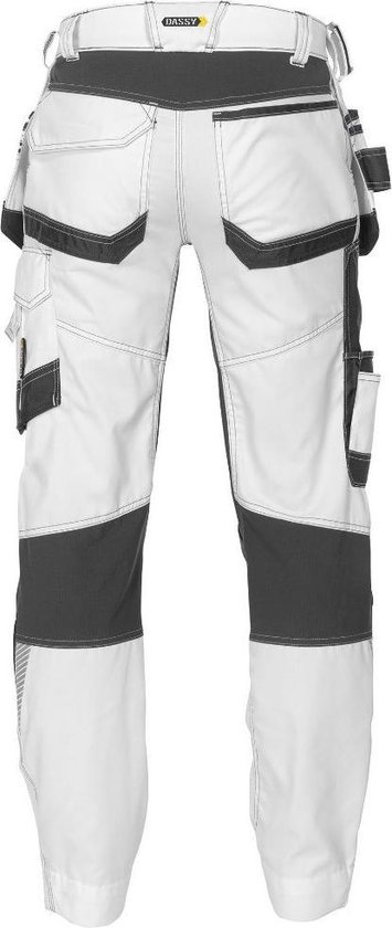 Achterkant van witte werkbroek met donkergrijze panelen, gereedschapszakken en DASSY logo.