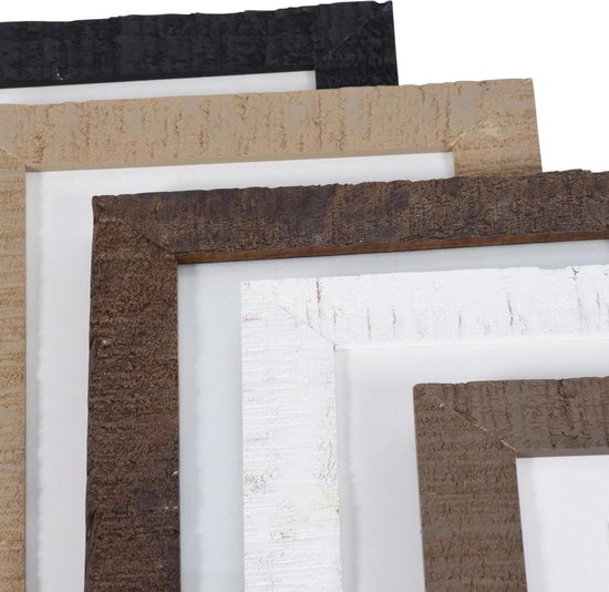 Close-up van een stapel fotolijsten in de kleuren zwart, beige, bruin en wit met een verweerde textuur.