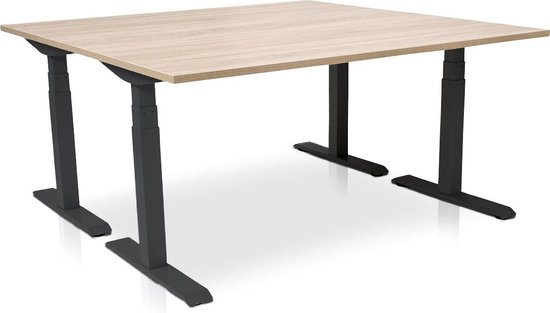 Elektrisch verstelbaar bureau met een licht eiken blad en donkergrijs onderstel.