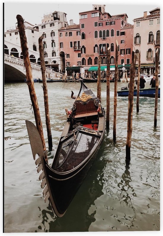 Dibond - Bootje in het Water van Venetië  - 40x60cm Foto op Aluminium (Wanddecoratie van metaal)