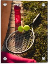 Tuinposter – Tennisracket met Ballen en Waterfles - 30x40cm Foto op Tuinposter  (wanddecoratie voor buiten en binnen)