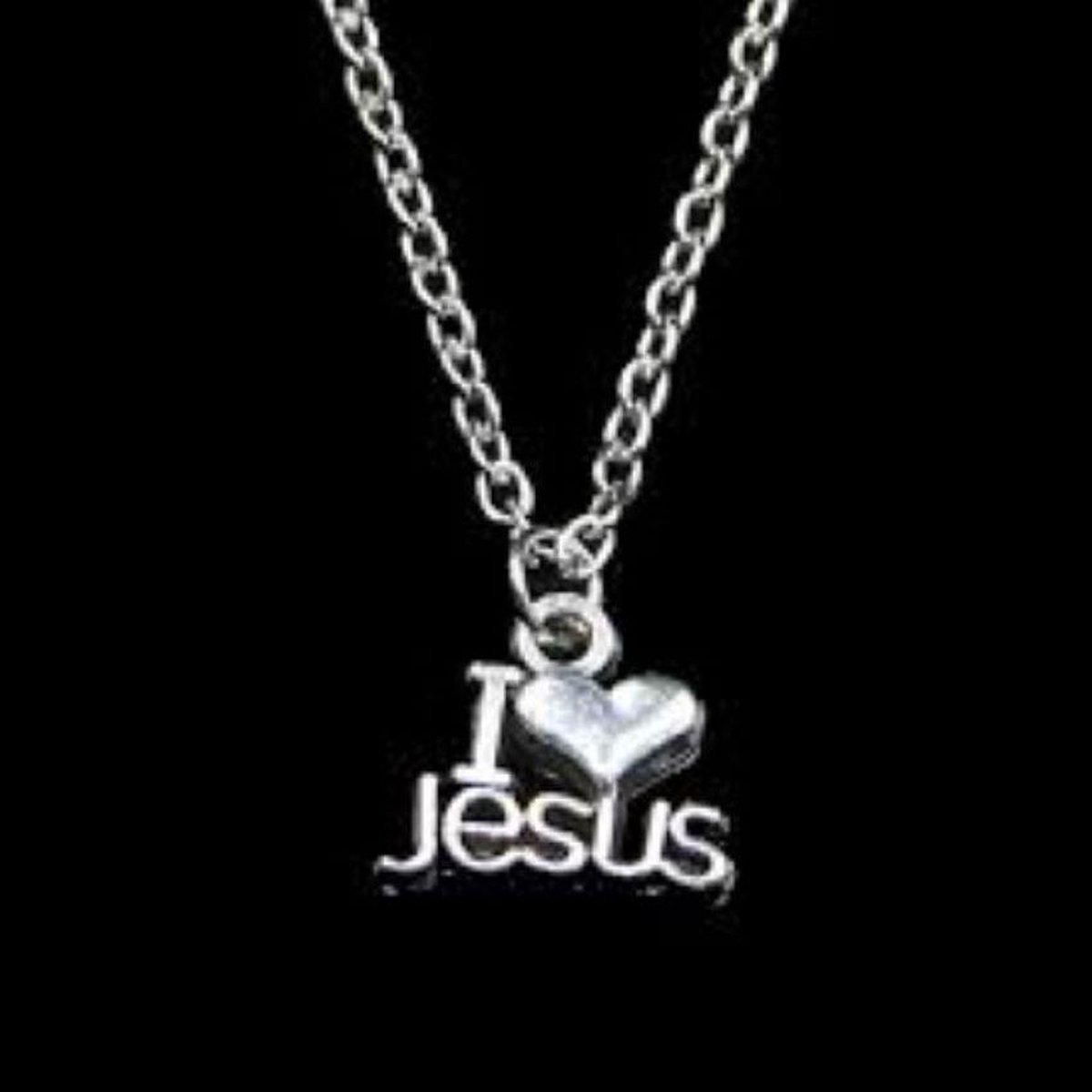 Ketting met hanger I LOVE JESUS zilverkleur.