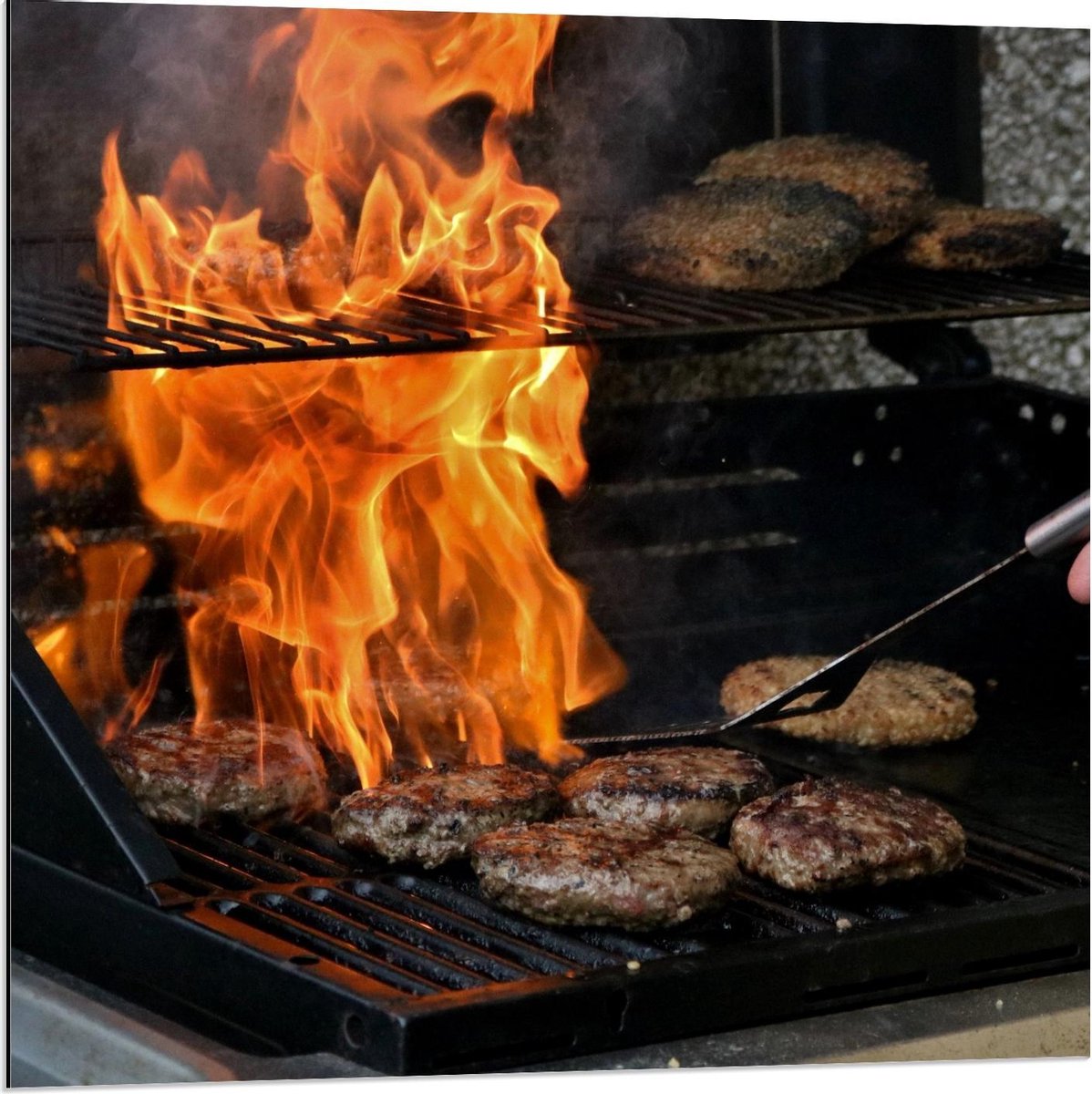 Dibond - Burgers en Vuur op de Barbecue - 80x80cm Foto op Aluminium (Met Ophangsysteem)