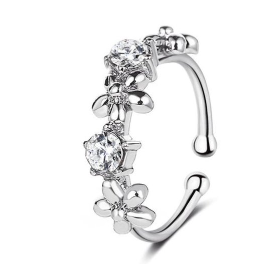Zilverkleurige ear cuff met bloemen en heldere steentjes.