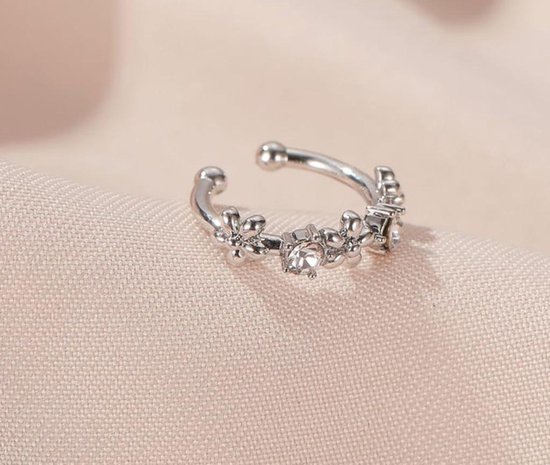 Zilverkleurige ear cuff met bloemen en steentjes.