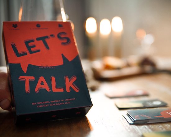 Thumbnail van een extra afbeelding van het spel Let's Talk December Edition - Familiespel - Kerstspel - bordspel - Let's Talk Familiespel - Let's Talk bordspel Feestdagen-editie: een vragenkaartspel voor familie & vrienden - Spelletjes voor kinderen en volwassenen