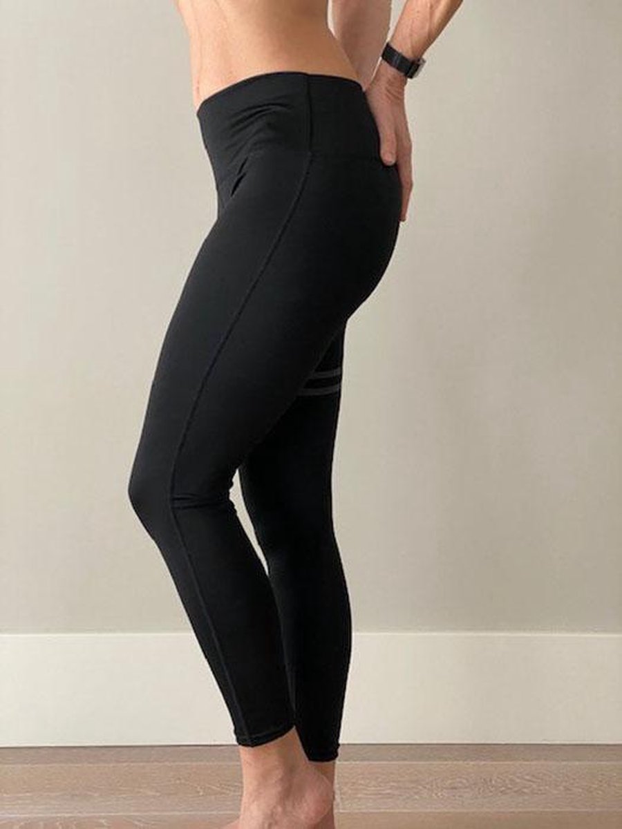 Ultimate Fit Fitnesslegging - Zwarte sportlegging, yoga broek met opgedrukte zwarte strepen.