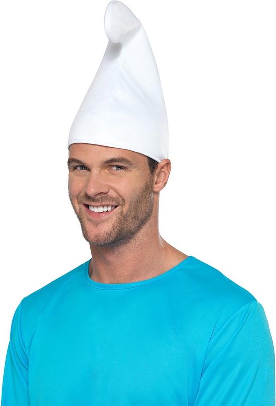 Homme portant un bonnet blanc de Schtroumpf, chemise bleue, souriant.