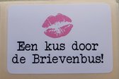 Wensetiket Een kus door de Brievenbus! - Cadeausticker - Sluitsticker - Verjaardagssticker - rechthoek - wit/zwart met roze kus - 10 stuks