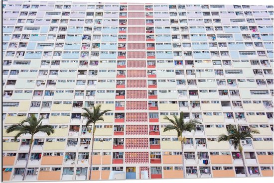 Dibond - Kleurrijk Appartementencomplex met Palmbomen - 90x60cm Foto op Aluminium (Wanddecoratie van metaal)