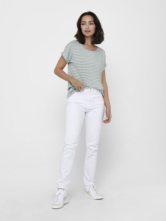 Groen gestreept t-shirt met witte strepen en opgerolde korte mouwen, gedragen door een model met witte jeans.