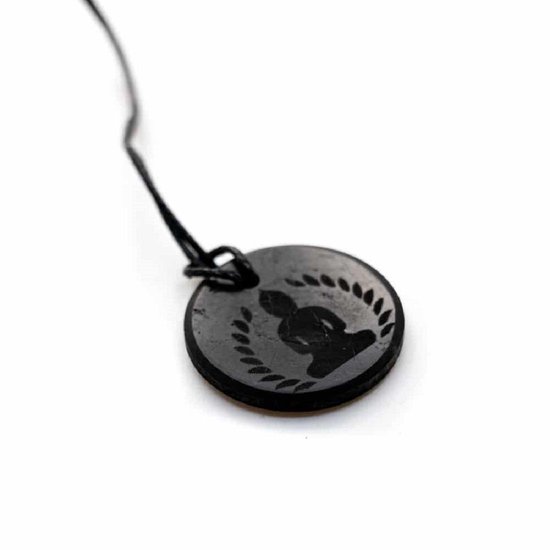 Shungiet Hanger met Gegraveerde Boeddha