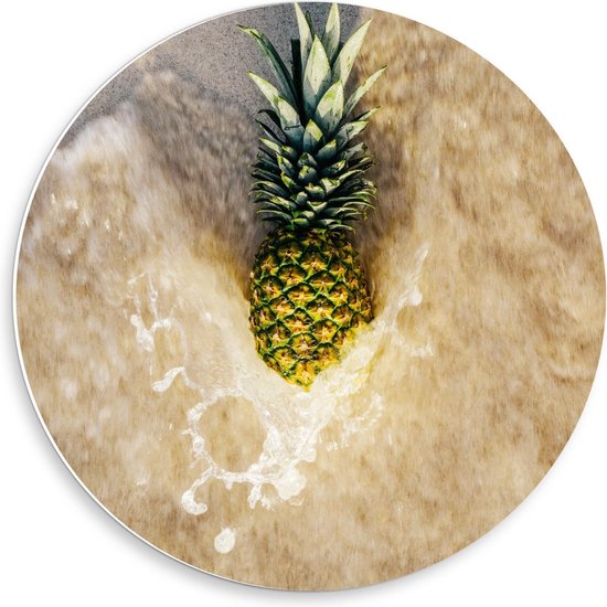 Forex Wandcirkel - Ananas in Zand met Zeewater - 50x50cm Foto op Wandcirkel (met ophangsysteem)