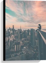 Canvas - Mens op Hoog Gebouw - 40x60cm Foto op Canvas Schilderij (Wanddecoratie op Canvas)