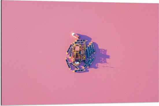 Dibond - Bootjes op Roze Achtergrond - 90x60cm Foto op Aluminium (Wanddecoratie van metaal)
