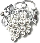 Mat Zilverkleurige Druiventros Broche Van Parels 5,3 x 4,5 cm