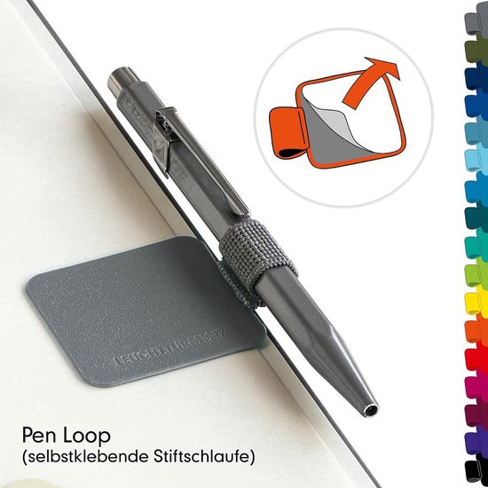 Een zilverkleurige pen met een grijze penlus op een notitieboek. De penlus is zelfklevend.