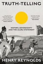 Boekcover 'Truth-Telling: History, Sovereignty and the Uluru Statement' door Henry Reynolds. Historische figuren in silhouet lopen door landschap.