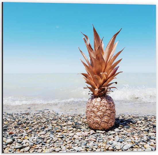 Dibond - Gekleurde Ananas op een Mooi Strand - 50x50cm Foto op Aluminium (Wanddecoratie van metaal)
